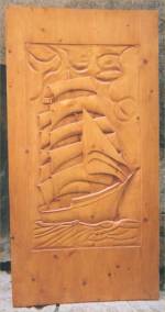 bateau sculté sur une porte